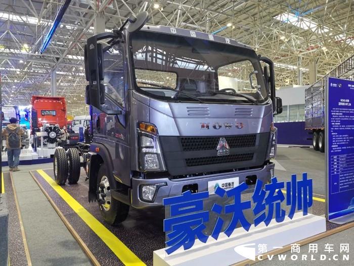 商用车年会大戏开场了，今年又是中国重汽打响了“第一枪”。11月20日，以“新时代 新科技 新重汽”为主题的中国重汽集团2021年云商务大会在济南举行。
