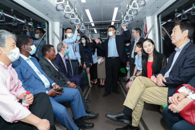 2020年11月18日，近30名驻华大使在外交部和深圳市外事办的陪同下到访比亚迪，参观深圳坪山全球总部基地，了解比亚迪“治污+治堵”立体式绿色大交通并体验产品。


