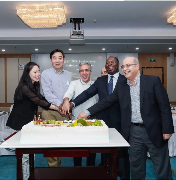 2020年11月18日，近30名驻华大使在外交部和深圳市外事办的陪同下到访比亚迪，参观深圳坪山全球总部基地，了解比亚迪“治污+治堵”立体式绿色大交通并体验产品。

