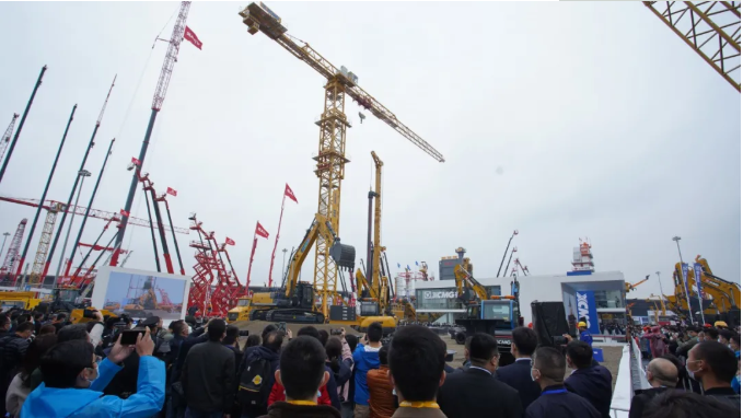 浦江奔涌，东方潮阔。11月24日，第十届bauma CHINA 2020在上海新国际博览中心拉开大幕。在世界疫情仍然肆虐，全球经济形势严峻的背景下，上海宝马展以专业化、全球性、高规格的工程机械盛会，展现中国智慧，也为世界经济注入力量与信心。