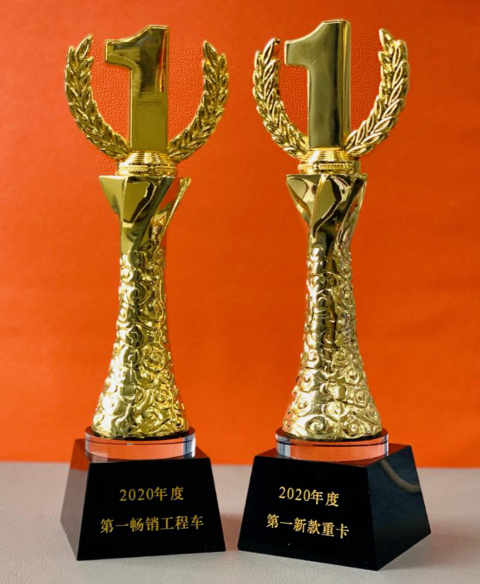 11月25日，由第一商用车网主办的“谁是第一”2020年度评选总决赛暨颁奖典礼在北京保利剧院隆重举行，上汽红岩凭借其卓越的产品品质和良好的市场表现一举斩获两项“第一”大奖。