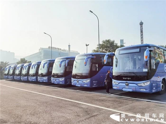 初冬的重庆，细雨微蒙，一列蓝色涂装的客车出现在重庆境内，民众纷纷驻足。这些蓝色涂装的客车正是重庆市公共交通控股集团有限公司（简称：重庆公交）采购福田欧辉的30辆BJ6122城间客车。