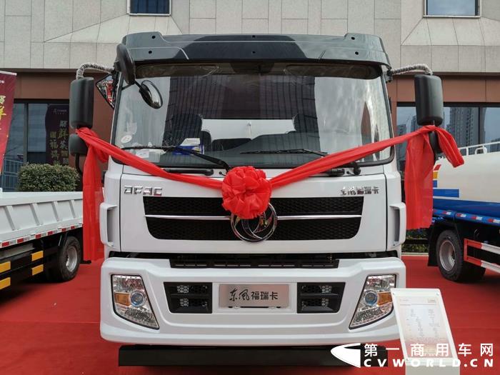 12月16日，以“聚群英智慧 谋福瑞新篇”为主题的东风汽车股份有限公司工程车事业部2021商务年会在湖北襄阳举行。