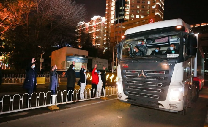 1月10日晚，三一重卡朱宏版500，与一辆长15米、高4米，价值500万元的整体车载移动CT，组成车载一体式移动方舱，星夜驶出武汉，驰援河北抗疫。