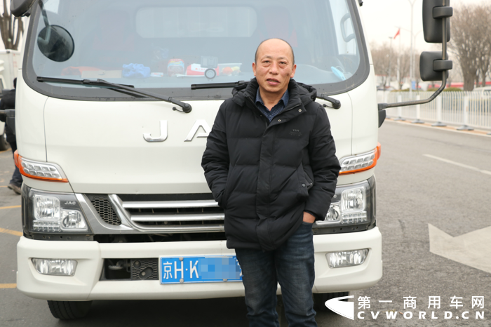 近日，第一商用车网小编采访了北京的一位江淮骏铃车主李长宁，让我们看一看他对江淮骏铃轻卡的评价。