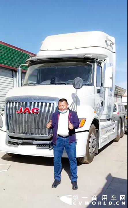 48岁的艾总在新疆喀什做了20多年的车队长，在这片物产资源丰富，禽肉鲜美、水果香甜的土地上，做起了鲜奶运输。喀什、阿克苏、库尔勒、乌鲁木齐，车队在新疆广袤的土地上穿行，争分夺秒，誓要把鲜奶快速送达。