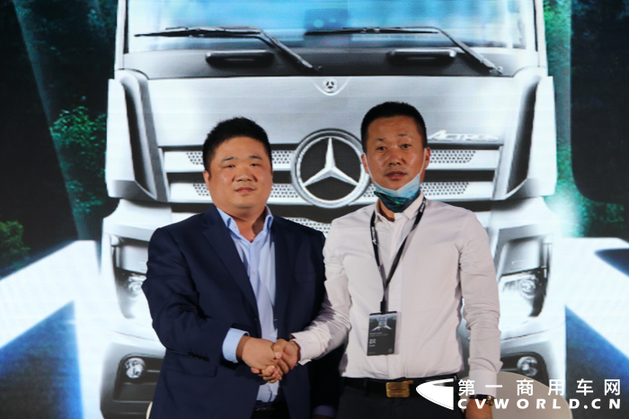 3月31日，梅赛德斯-奔驰第五代新阿克托斯（Actros）国六公路牵引车推介会在北京召开。