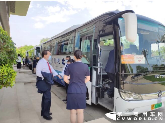 近日，福田欧辉BJ6117纯电动城间客车批量交付天津华科企业孵化服务有限公司（以下简称：天津华科），为员工带来上下班通勤的全新体验。