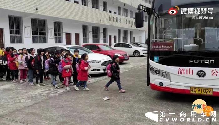 这个世界上，有无数辆各种各样的公交车，但在湖南湘潭有这样一条公交线，看似普通平凡，却拥有“最美直达车”的称号，那么它最美的原因在于什么呢？