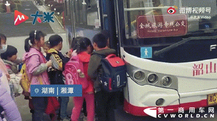 这个世界上，有无数辆各种各样的公交车，但在湖南湘潭有这样一条公交线，看似普通平凡，却拥有“最美直达车”的称号，那么它最美的原因在于什么呢？