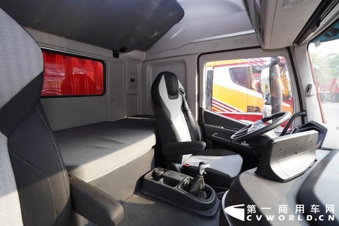 红岩杰豹H6 4X2仓栅式载货车，轻松挣钱是种什么体验？用它你就知道了！