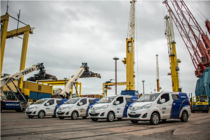 近日，比亚迪乌拉圭汽车经销商SADAR向首都蒙得维的亚港口（Montevideo Port）交付4台纯电动厢式货车T3，这是该国首支用于港口运营的纯电动货车车队，将由该港口最大的运营商之一Montecon公司负责运营。

