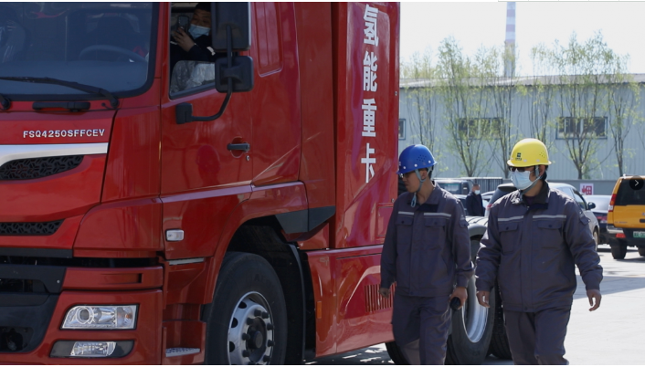 4月14日，唐山市海港经济开发区举行首批氢能重卡投放启动仪式（搭载绿控动力系统），标志着唐山市重卡物流运输进入“氢时代”。