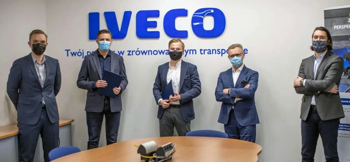 近日，依维柯波兰分公司与HAMA Polska签订协议，将向后者供应300辆依维柯Daily轻型商用车和50辆S-WAY重卡。双方今年3月在位于华沙Al. Wyścigowa的依维柯波兰总部正式签订合同。