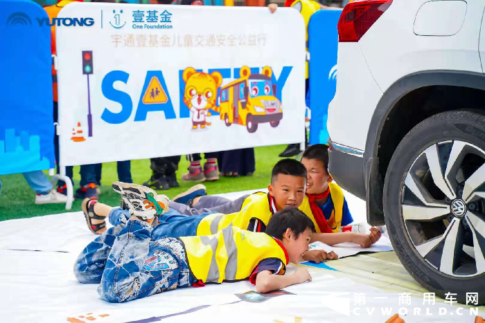 5月10日，2021宇通&壹基金儿童交通安全公益性活动走进武汉五里界小学，向三年级全体同学带来了一堂生动的交通安全课，以体验互动的形式，让200多名小学生在学习中游戏，在游戏中学习。