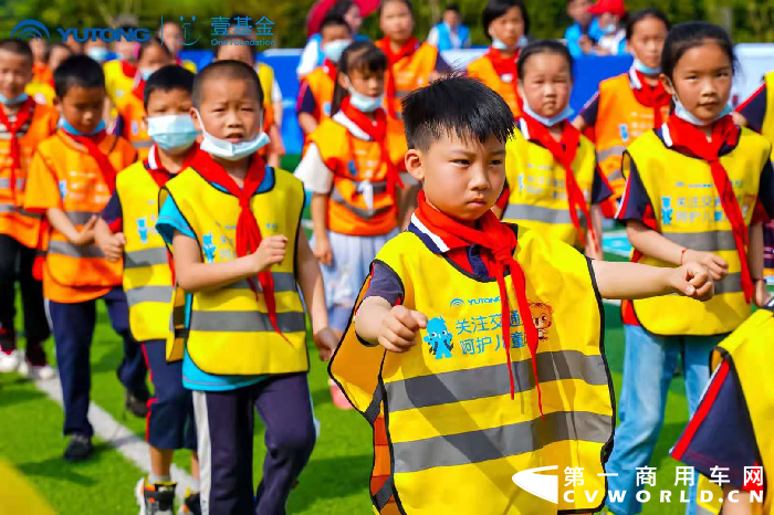 5月10日，2021宇通&壹基金儿童交通安全公益性活动走进武汉五里界小学，向三年级全体同学带来了一堂生动的交通安全课，以体验互动的形式，让200多名小学生在学习中游戏，在游戏中学习。