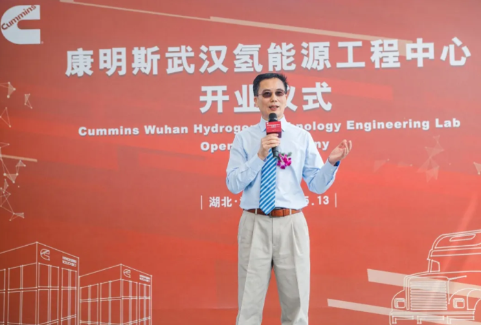 近日，康明斯武汉氢能源工程中心正式挂牌开业，该中心是康明斯新能源事业部氢能业务在中国的第一个工程中心，标志着康明斯着眼中国市场需求，定制化开发氢能技术解决方案迈出坚实的一步。该工程中心位于上海弗列加武汉工厂园区内，占地1500m2，采用分体模块化结构，由设施区、试制装配以及实验准备区、办公区、负载间、氢气/氮气存放区、燃料电池发动机测试区以及电堆测试区几个功能区组成。目前中心具有燃料电池发动机试制、氢气管路试制、涉氢零部件测试以及燃料电池性能测试功能。其中燃料电池性能测试设备包含电堆性能测试台架和燃料电池发动机测试台架，均来自世界顶级的设备供应商。
