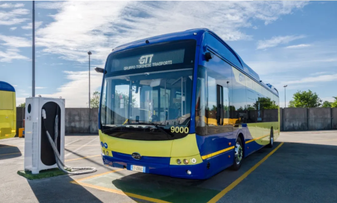 当地时间5月21日，比亚迪宣布赢得意大利都灵市50台纯电动巴士订单，这是当地有史以来最大的纯电动大巴招标项目，客户是“回头客”都灵公交集团（GTT）。同时，比亚迪还宣布与GTT签署了另外50台纯电动大巴采购框架协议，计划在未来四年内陆续交付并投入运营。