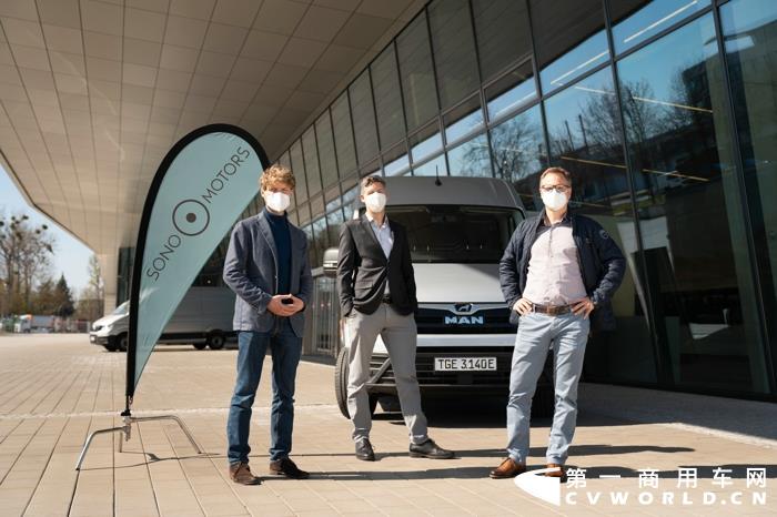 近日，曼恩商用车已经与德国新能源品牌索诺汽车公司达成了战略合作意向，双方将共同研究太阳能技术整合应用于曼恩eTGE纯电动商用车上的技术与经济双重可行性。
