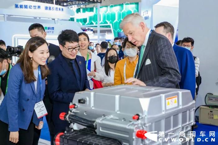 作为专业的燃料电池技术提供商，上海重塑能源科技有限公司(“重塑科技”)在燃料电池系统产品的研发、制造、工程实践，以及商业化应用方面积累了丰富经验。公司于2020年推出面向中重型领域应用需求的新一代PRISMA镜星系列63kW-110kW燃料电池系统，已被应用于18吨至49吨的多款重卡车型，并参与多个城市建设、清洁、运输等服务场景。