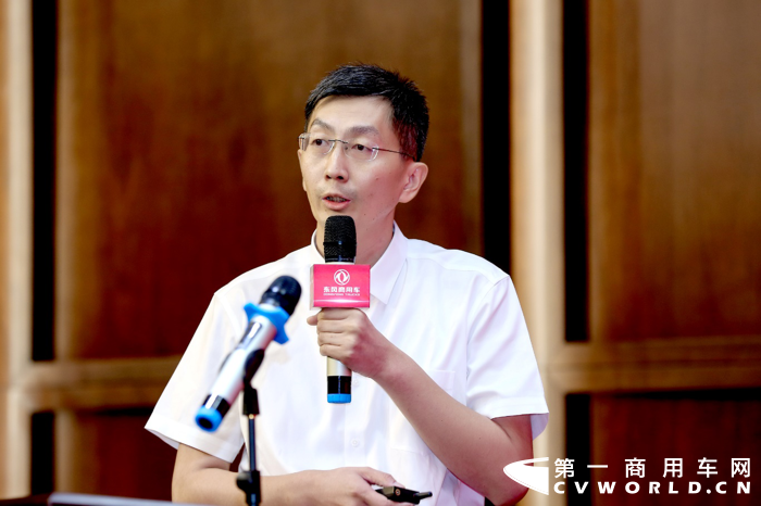 作为中国汽车行业的主力军，东风商用车察势而为，驭势而行，借助2021年6月24日在南京第34届世界电动车大会暨展览会（EVS34），发布了“可靠的新能源解决方案”，为这一困境的突破贡献“东风智慧”、“东风力量”。