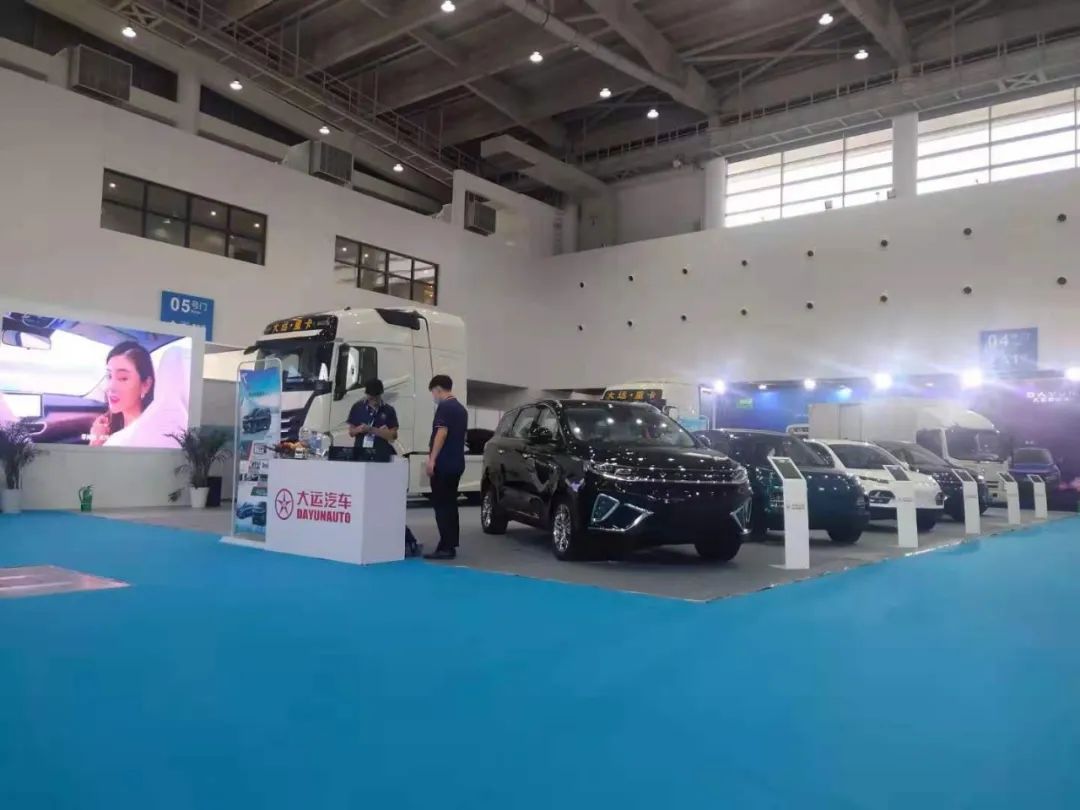 在2021全球智慧出行大会暨第二届中国(南京)国际新能源和智能网联汽车展览会上，氢燃料重卡、换电式纯重卡、纯电动物流车等车型，成为展会上商用车企业集中展示的重点产品。