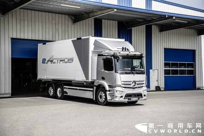 。作为首款星辉闪耀的量产纯电动卡车，eActros标志着梅赛德斯-奔驰卡车积极拥抱新时代，致力于实现碳中和公路运输的雄心。