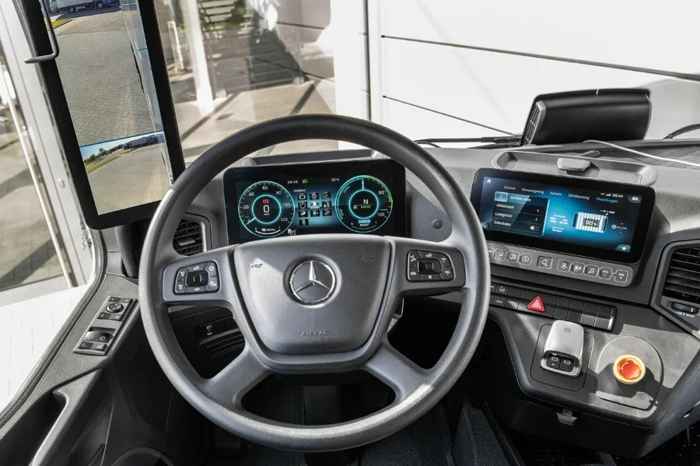 。作为首款星辉闪耀的量产纯电动卡车，eActros标志着梅赛德斯-奔驰卡车积极拥抱新时代，致力于实现碳中和公路运输的雄心。