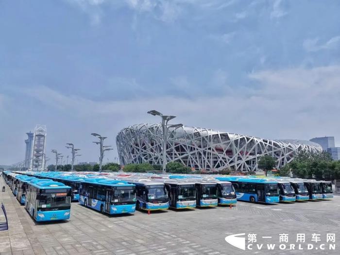 作为中国绿色出行创领者，欧辉客车超千台新能源客车承担了百年庆典接驳保障服务工作，以“国典标准”再次高品质完成祖国交付的任务。