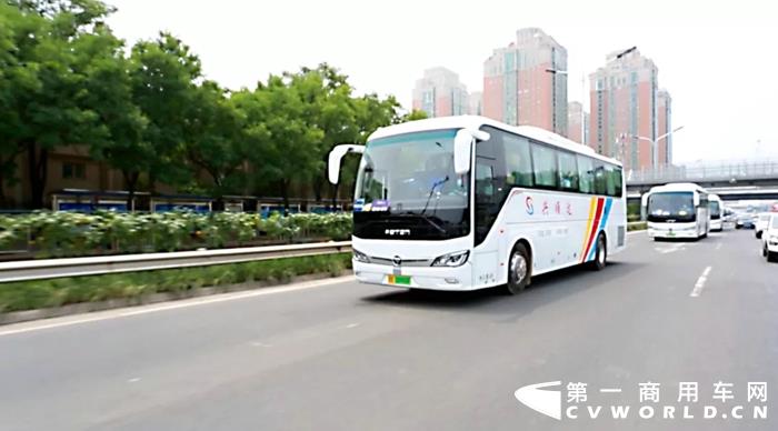 作为中国绿色出行创领者，欧辉客车超千台新能源客车承担了百年庆典接驳保障服务工作，以“国典标准”再次高品质完成祖国交付的任务。