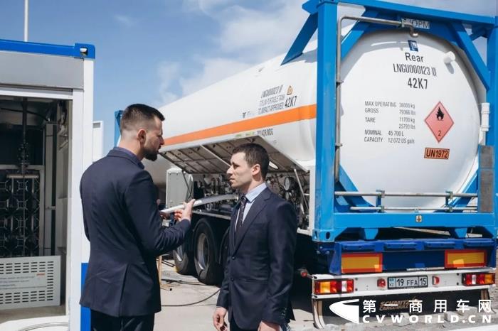 近日，上汽红岩向俄罗斯用户交付500台红岩杰狮C6 LNG牵引车，为中俄两国能源转型与清洁能源探索贡献力量。