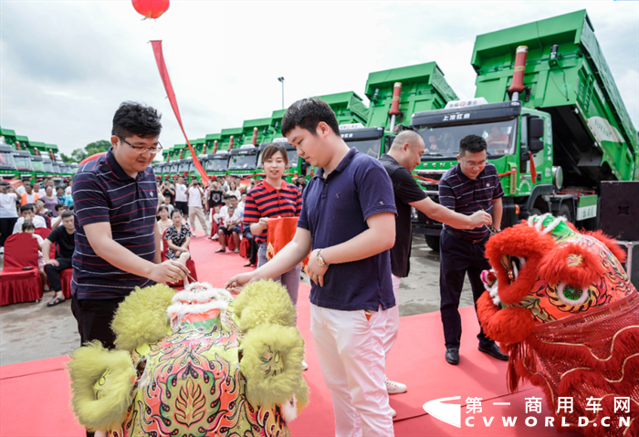 近日，上汽红岩杰狮智能渣土车交车仪式在安徽合肥隆重进行。在交车现场，整齐排列的红岩杰狮智能渣土车车阵，在蒙蒙细雨中，愈发显得雄姿英发。  