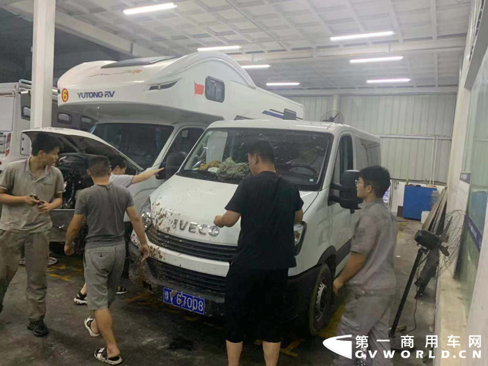 截止24日，南京依维柯累计救援车辆130多台，多数车辆在现场已完成检查修复可正常上路，其余部分车辆被拖回依维柯4S店服务站进行全面检修。