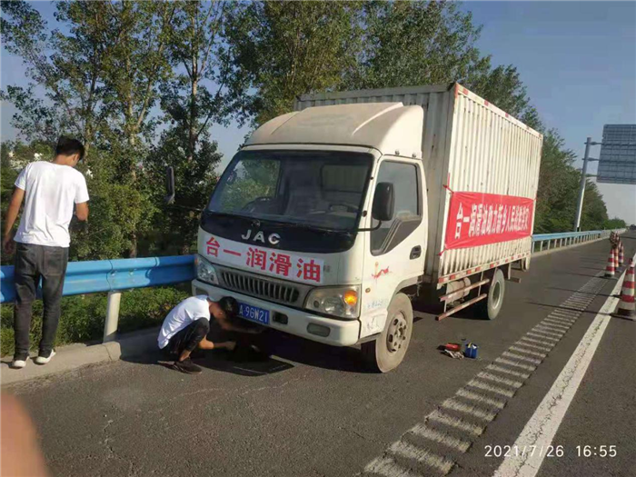 此次河南暴雨，新乡地区受灾严重。7月26日，江淮轻卡河南新乡新裕服务站接到一通当地一家农夫山泉经销商的求助电话。原来，在洪水发生后，经销商将农夫山泉捐赠的10000瓶水送往受灾地区。但此时洪水水位较高，车辆在行进过程中涉水熄火，遭洪水浸泡长达4个小时。