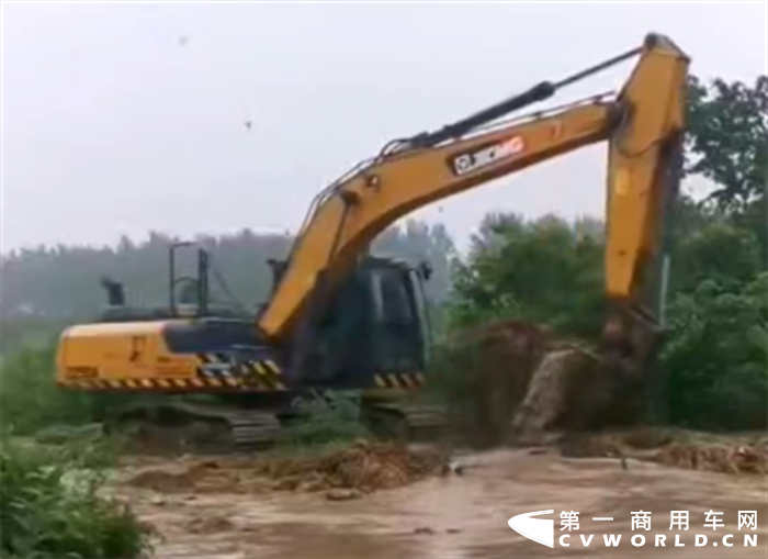 近日，河南多地遭遇极端强降雨造成水位暴涨，交通中断、人员被困，防汛形势十分严峻。