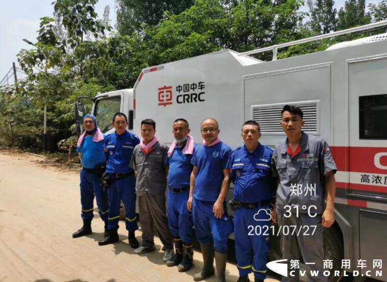 近日，中车电动支援河南团队持续在郑州、荥阳、安阳各街道、社区以及村庄，与当地的蓝天救援队一同参加消毒作业和道路洗扫工作。