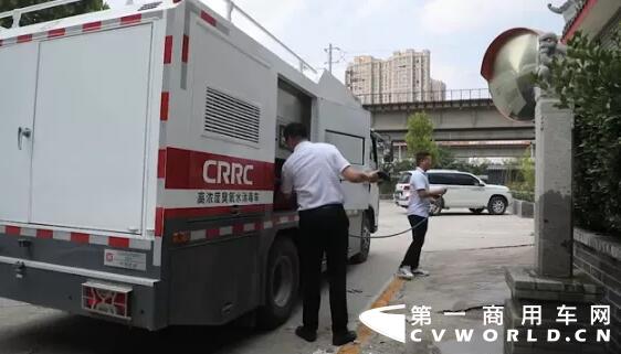 近日，中车电动支援河南团队持续在郑州、荥阳、安阳各街道、社区以及村庄，与当地的蓝天救援队一同参加消毒作业和道路洗扫工作。
