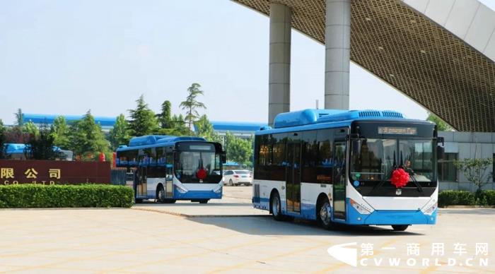 近日，211辆中通客车正式发往亚美尼亚首都埃里温市，以更绿色、舒适、便捷的服务，助力当地人民公共交通出行。