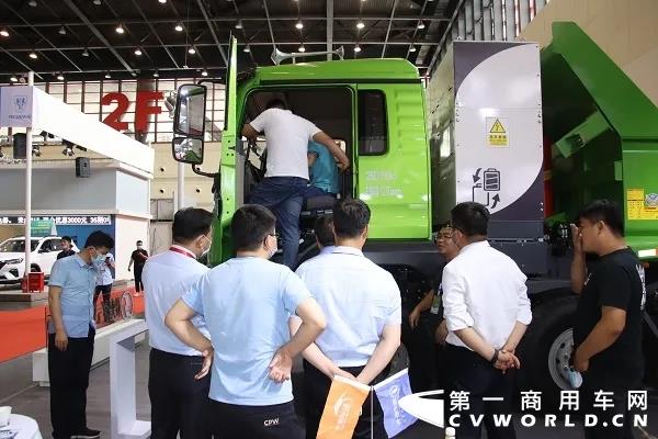 陕重汽携三员「虎将」亮相2021城市新能源物流商用车展会2.webp.jpg