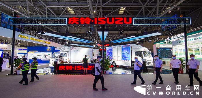 8月23日，2021中国国际智能产业博览会在重庆开幕。庆铃汽车以“臻品智造 铃动未来”为主题，集中展示新能源、智能驾驶、车联网方面的新成果。其中，自动驾驶卡车——L3级5G自动驾驶隧道灯清洗车备受关注。