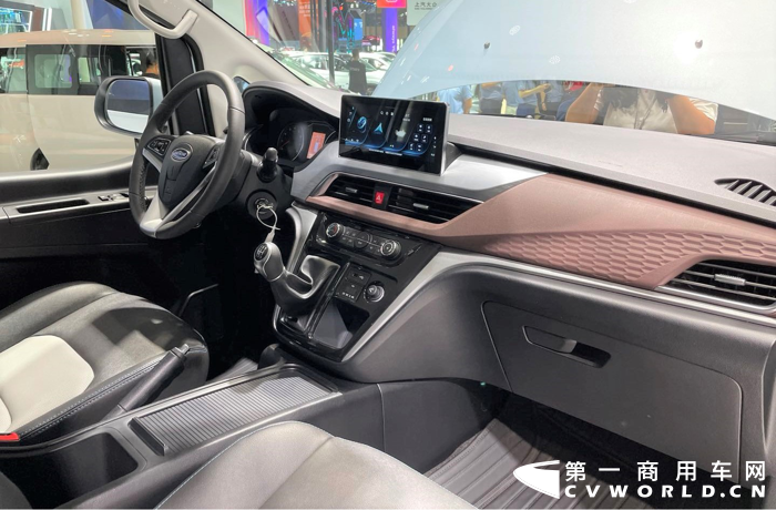 瑞风M3 2022款，搭载两种动力1.8L和1.5T，共4款车型，新车价格8.28万--9.08万区间。