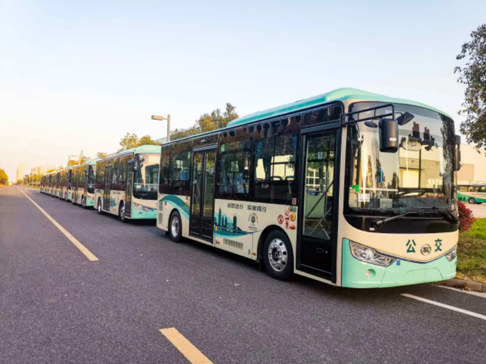 近日，五部委向首批获准的燃料电池汽车示范城市群——北京市、上海市、广东省主管部门下发《关于启动燃料电池汽车示范应用工作的通知》，要求牵头城市加快形成燃料电池汽车发展可复制可推广的先进经验，加强燃料电池汽车运行管理，包括对示范车辆平均单车累计用氢运行里程进行了要求。