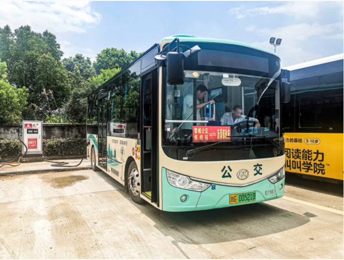 近日，五部委向首批获准的燃料电池汽车示范城市群——北京市、上海市、广东省主管部门下发《关于启动燃料电池汽车示范应用工作的通知》，要求牵头城市加快形成燃料电池汽车发展可复制可推广的先进经验，加强燃料电池汽车运行管理，包括对示范车辆平均单车累计用氢运行里程进行了要求。