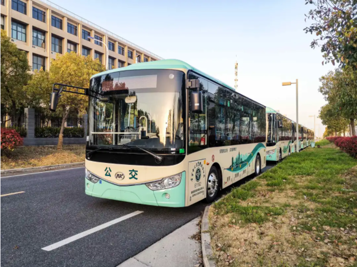 近日，五部委向首批获准的燃料电池汽车示范城市群——北京市、上海市、广东省主管部门下发《关于启动燃料电池汽车示范应用工作的通知》，要求牵头城市加快形成燃料电池汽车发展可复制可推广的先进经验，加强燃料电池汽车运行管理，包括对示范车辆平均单车累计用氢运行里程进行了要求。