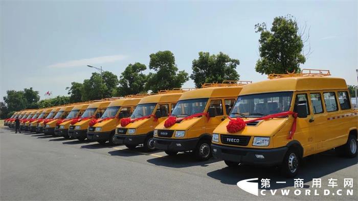 近日，南京依维柯向乌鲁木齐市皇仆商贸有限公司完成首批依维柯新得意工程车的交付。