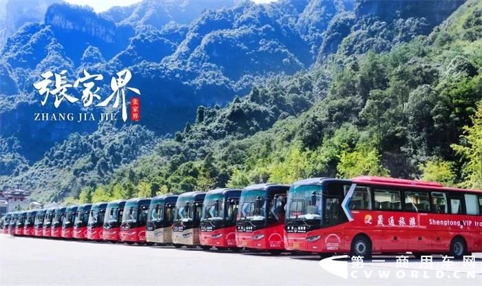 在“中国山水画的原本”——张家界，无数旅游客运企业用责任与担当，给了游客想要的“诗和远方”。那么，张家界的“VIP旅游”是什么样子的？
