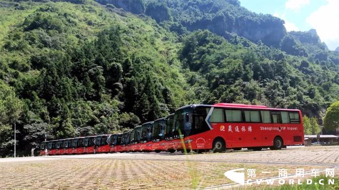 在“中国山水画的原本”——张家界，无数旅游客运企业用责任与担当，给了游客想要的“诗和远方”。那么，张家界的“VIP旅游”是什么样子的？