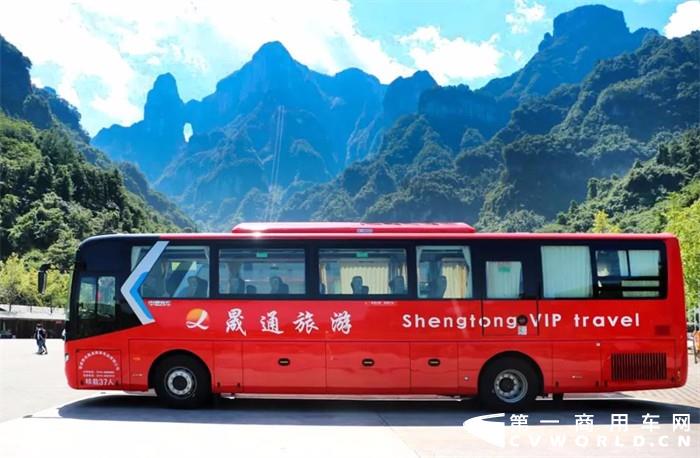 在“中国山水画的原本”——张家界，无数旅游客运企业用责任与担当，给了游客想要的“诗和远方”。那么，张家界的“VIP旅游”是什么样子的？
