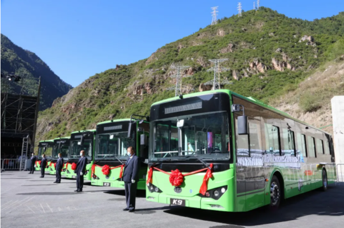 金秋九月，正是九寨沟最绚烂的时节。9月19日，“阿坝大九寨旅游集团比亚迪纯电动客车交车仪式”在九寨沟观光公司红山头停车场举行。85台比亚迪纯电动客车K9将陆续批量交付，投入九寨沟作景区内部的游客接驳使用，在提升往来旅客游览体验、开启当地用车全面电动化新篇章的同时，也作为文化载体，促进绿色交通与生态旅游的有效融合，助推九寨沟全域绿色发展建设。