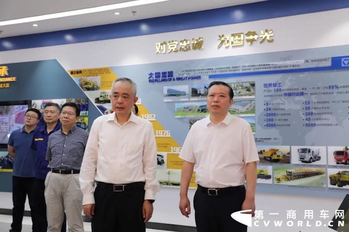 日前，国家开发银行江苏分行党委书记、行长王卫东一行莅临徐工汽车，就投资进展与金融支持事宜展开实地调研。徐工集团董事长邱成，徐工集团副总经理、徐工汽车总经理罗东海陪同调研。